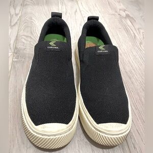Cariuma slip on flats